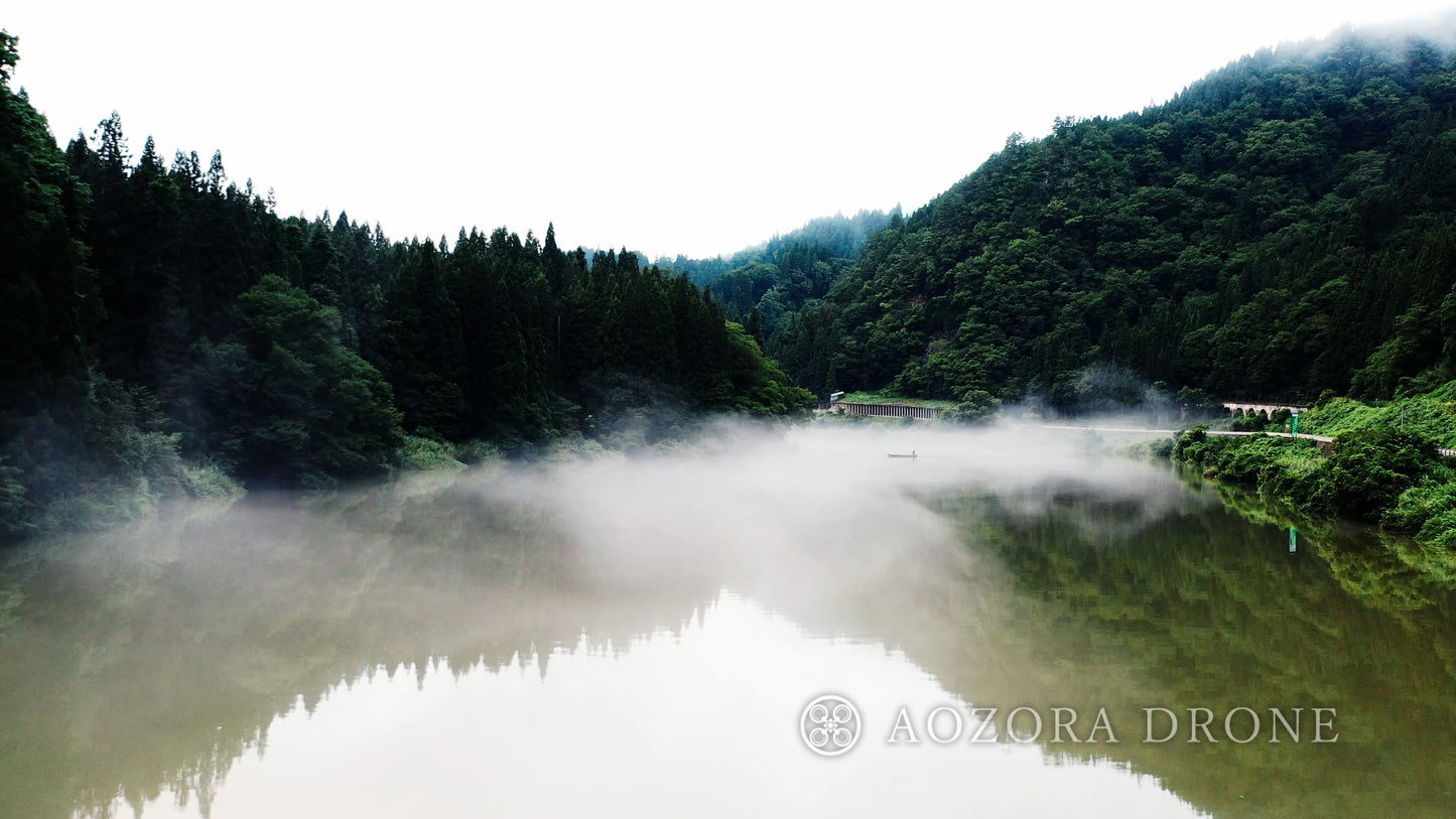 Sea of ​​clouds and ferry boatman "Migenkyo Ferry" Part 3 Japan's original landscape drone image material carefully selected 5-piece set [Fukushima Prefecture, Okuaizu, Kanayama Town/Oku Tadami Tadami River]