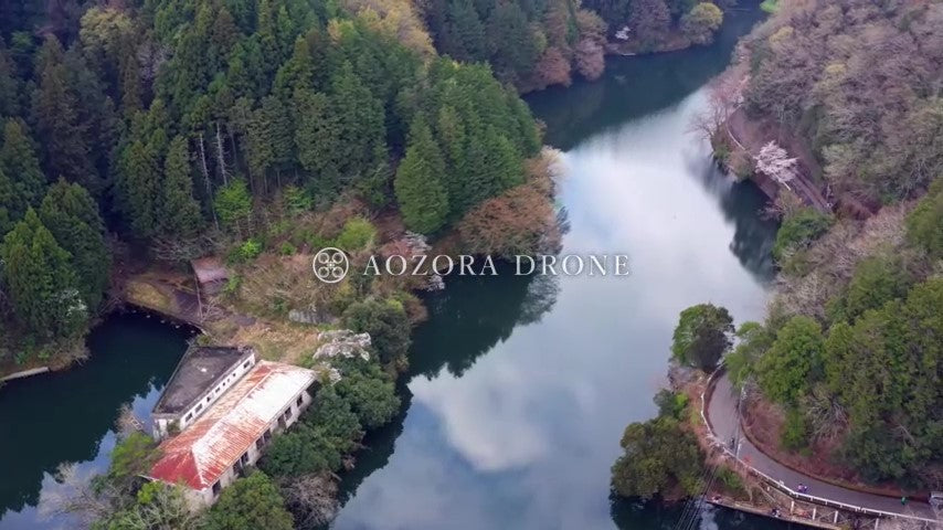 Image of the sky and spring cherry blossoms reflected in Oku Musashi "Lake Kamakita" Drone video footage [Moroyama Town, Saitama Prefecture, Japan]