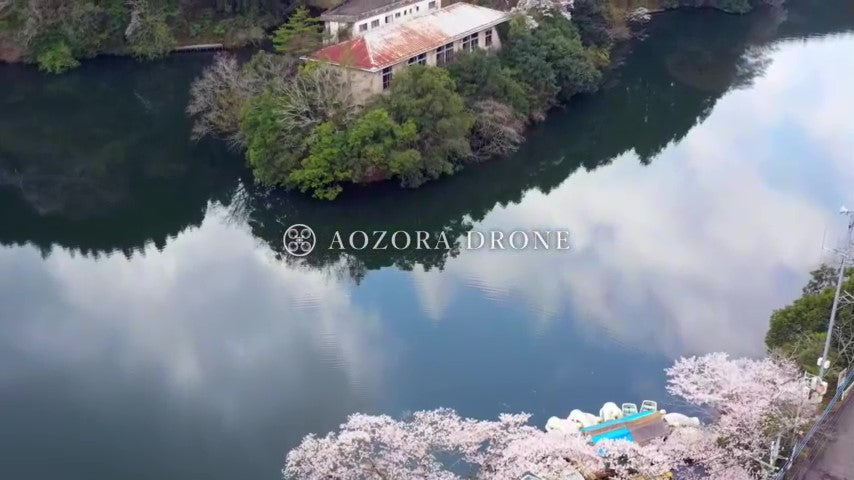 神秘的な「鎌北湖」と春の桜の映像 ドローン動画素材【埼玉県・毛呂山町】