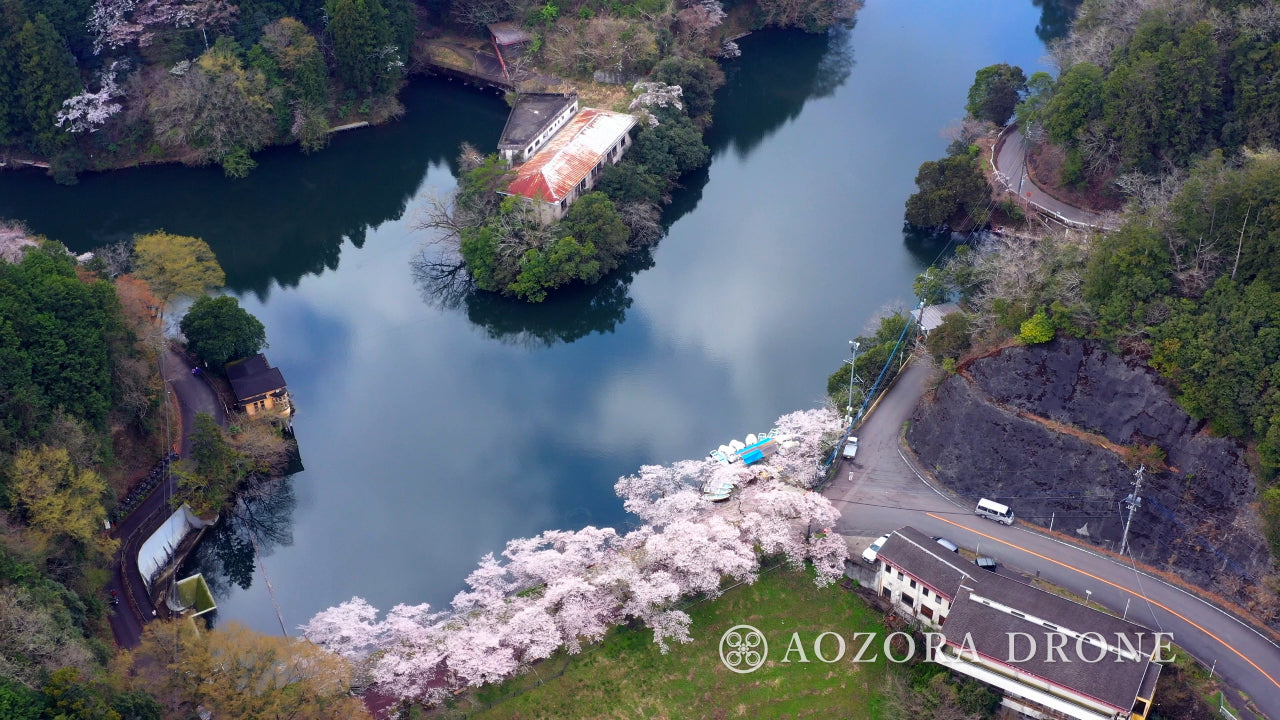 神秘的な「鎌北湖」と春の桜の静止画 ドローン画像素材 厳選5枚セット【埼玉県・毛呂山町】