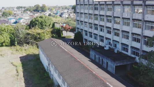 廃校となった校舎と校庭を撮影した映像 ドローン空撮動画素材