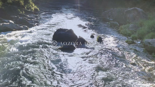 勢いよく流れる多摩川に輝く強い夏の日差し ドローン動画素材【東京都・奥多摩町】