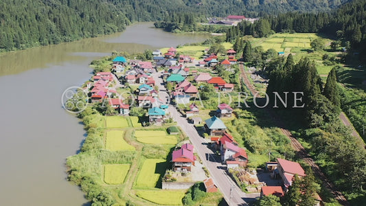 Original scenery of Japan Taishi village surrounded by fields Drone video material [Fukushima Prefecture, Okuaizu, Kanayama Town/Oku-Tadami Tadami River]