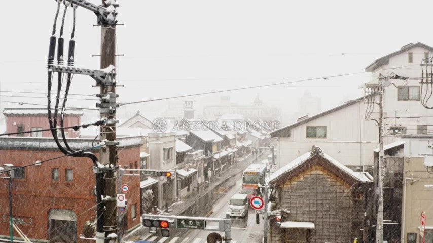 風情ある「蔵造りの町並み」冬の雪景色 ドローン動画素材【埼玉県・川越市】