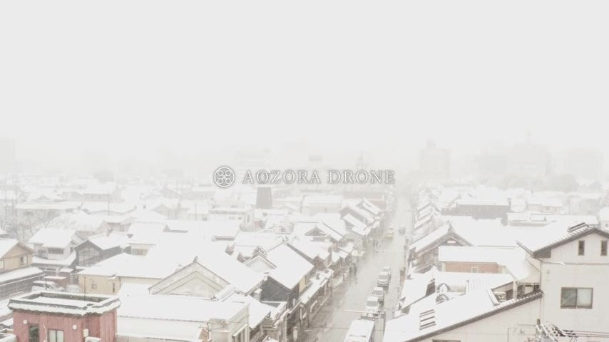 風情ある「蔵造りの町並み」冬の雪景色 ドローン動画素材【埼玉県・川越市】