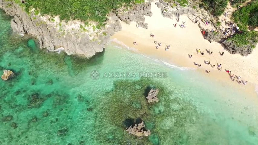 "Heart Rock" of Tine Beach on Kouri Island and the sea drone aerial video footage [Nakijin Village, Kunigami District, Okinawa Prefecture, Japan]